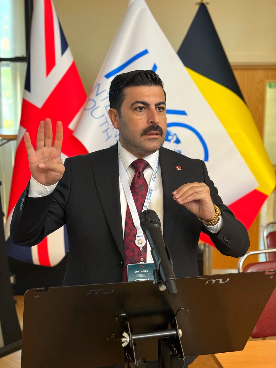 osmkya06's tweet photo. 📍 CAMBRIDGE ÜNİVERSİTESİ

Birleşmiş Milletler nezdinde danışmanlık statüsüne sahip Uluslararası Gençlik Konseyi (IYC) tarafından gerçekleştirilen International Diplomatic Union toplantısında söz alarak, kamu sendikacılığının önemine, çalışan haklarına ve sendikal mücadelenin toplumsal gelişimdeki rolüne ilişkin bir konuşma gerçekleştirdik.

Dünyanın en köklü ve saygın eğitim kurumlarından biri olan Cambridge Üniversitesinde düzenlenen bu uluslararası toplantıda, ülkemizin kamu sendikacılığı alanındaki tecrübelerini paylaşma fırsatı bulduk.

Farklı ülkelerden katılımcıların bir araya geldiği böylesine anlamlı bir platformda ülkemizi ve kamu çalışanlarımızı temsil etmenin haklı gururunu yaşıyoruz.

İnanıyoruz ki emeğin, dayanışmanın ve örgütlü mücadelenin dili evrenseldir.

Türkiye’den dünyaya uzanan bir sendikal mücadele! 🇹🇷