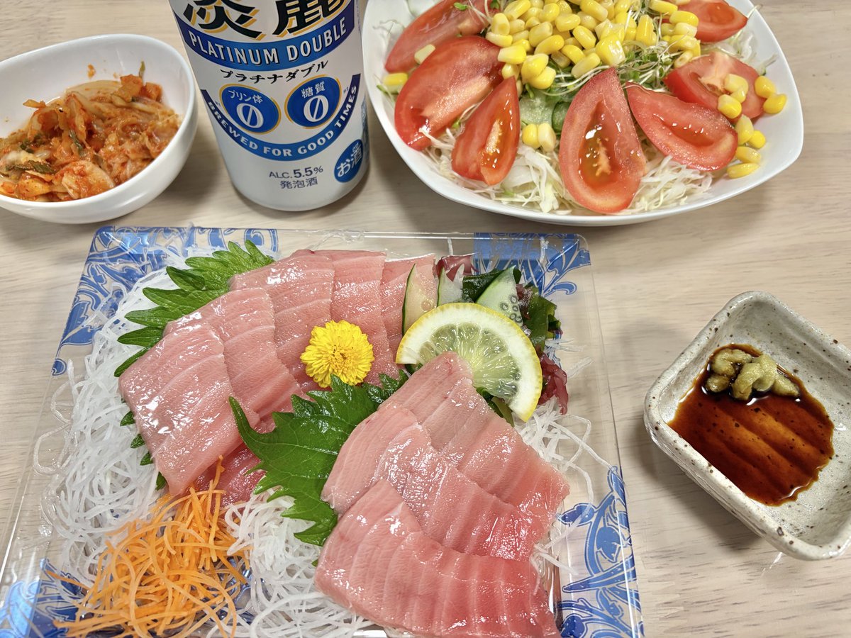 yachu_pichu's tweet photo. 晩ご飯は中トロお刺身､野菜サラダ🥗､たらこ焼きそば､お惣菜などで乾杯🍻😊✨やっと4連勤終わった🤣あっという間だった気もする😅しかし弁当作り始まる､娘残業などでこっちもキツい💦明日は野菜の買い出し行くよー🚲💨 https://t.co/Xt5i39Eax6