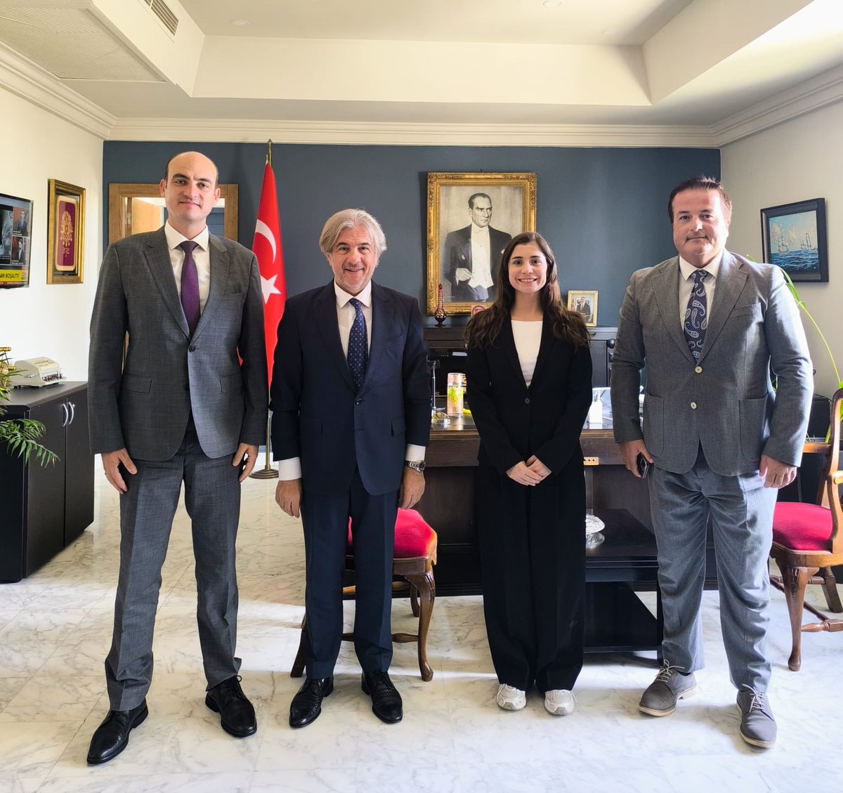 AhmetMisbah's tweet photo. التقيتُ بالسيد Sarper Özperçin، مدير مبيعات الشحن لمنطقتي شمال وغرب إفريقيا بالخطوط الجوية التركية، والسيدة Yasemin Aktakka Yurt، رئيسة قسم الشحن في تونس والجزائر، والسيد Gürel Tümer، مدير الخطوط الجوية التركية في تونس.

وتبادلنا وجهات النظر حول أنشطة الخطوط الجوية التركية في تونس، وسبل تطوير النقل الجوي للبضائع على المستوى الإقليمي.

THY Kuzey ve Batı Afrika Kargo Satış Müdürü  Sarper Özperçin, Tunus-Cezayir Kargo Şefi  Yasemin Aktakka Yurt ve THY Tunus Müdürü  Gürel Tümer ile bir araya geldik.

THY’nin Tunus’taki faaliyetlerini ve bölgesel kargo taşımacılığının geliştirilmesine yönelik değerlendirmelerde bulunduk.
