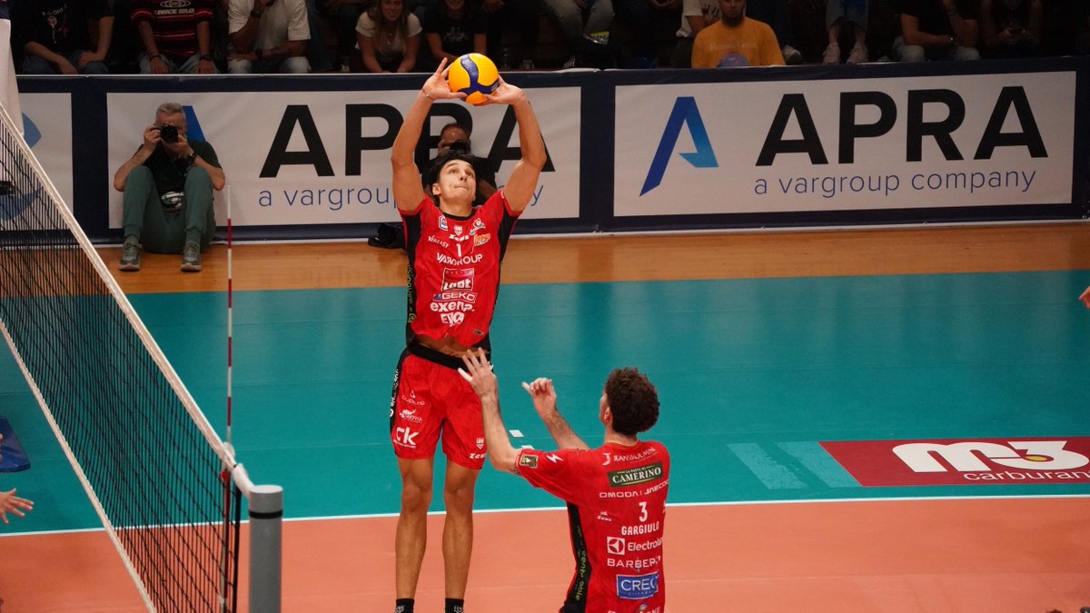VolleyLube's tweet photo. 🏐  Lube, avanti tutta verso l'esordio in SuperLega a Verona
💪  Il trionfo a Jesi, il vernissage di questa sera e tanto lavoro
#esserelube #cucinelube #creokitchens
https://t.co/qFuCpAS75O https://t.co/GGlXt7QDv2