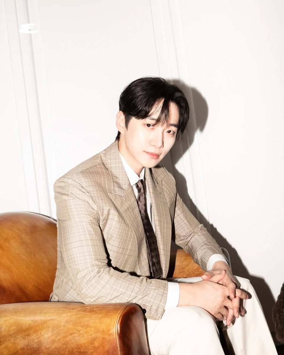 le2jh_vicky's tweet photo. 261012 19:43:42 esquire_tw instagram
https://t.co/m8BYzYkwcu
#이준호 #LEEJUNHO
#BERLUTI #벨루티
#BespokeCampaign #EsquireTW
-
#EsquireFashion
李俊昊再回到 Berluti 巴黎工坊🧵
@berluti 攜手李俊昊 @dlwnsghek 推出「匠心之旅」第二篇章,這次從費拉拉、威尼斯走到巴黎的高級訂製工坊,他不再只是來參觀的客人,跟工匠之間累積的信任,早已化為默契。鏡頭在量身訂製與製鞋工坊之間穿梭,記錄下審視設計草圖、確認製作方向與試身的每個片刻。
最後亮相的是為他量身訂製的西裝和短靴,材質、縫線、做工,每個細節都相當講究。如果是你,會比較想訂製西裝,還是短靴?