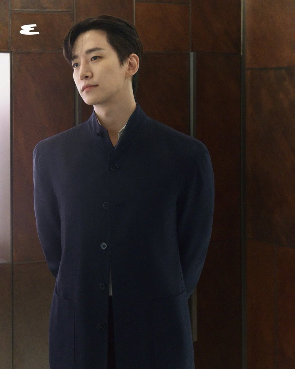 le2jh_vicky's tweet photo. 261012 19:43:42 esquire_tw instagram
https://t.co/m8BYzYkwcu
#이준호 #LEEJUNHO
#BERLUTI #벨루티
#BespokeCampaign #EsquireTW
-
#EsquireFashion
李俊昊再回到 Berluti 巴黎工坊🧵
@berluti 攜手李俊昊 @dlwnsghek 推出「匠心之旅」第二篇章,這次從費拉拉、威尼斯走到巴黎的高級訂製工坊,他不再只是來參觀的客人,跟工匠之間累積的信任,早已化為默契。鏡頭在量身訂製與製鞋工坊之間穿梭,記錄下審視設計草圖、確認製作方向與試身的每個片刻。
最後亮相的是為他量身訂製的西裝和短靴,材質、縫線、做工,每個細節都相當講究。如果是你,會比較想訂製西裝,還是短靴?