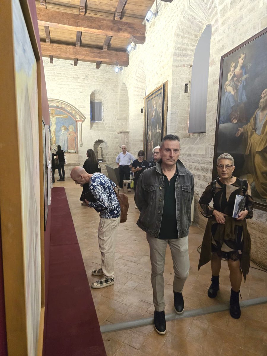 GPuntelli's tweet photo. Cari Maestri - omaggio alla spiritualità francescana: continuano le visite e la divulgazione sui media per la mostra di riferimento sul dialogo fra arte contemporanea e spiritualità francescana, con le opere di alcuni dei maestri più autorevoli a livello nazionale ed internazionale, il tutto documentato da un catalogo istituzionale in 200 copie da collezione e dalla sua versione in inglese divulgata in decine di Paesi. Le tre location, la Chiesa di Santa Maria Nuova, il Museo Diocesano e la Galleria Taverna dei Capitani di Palazzo dei Consoli, sono visitabili fino al 4 novembre. Presento il Museo Diciesano, sede delle opere informali, astratte e geometriche della mostra, clicca qui https://t.co/ix29ERQkDW