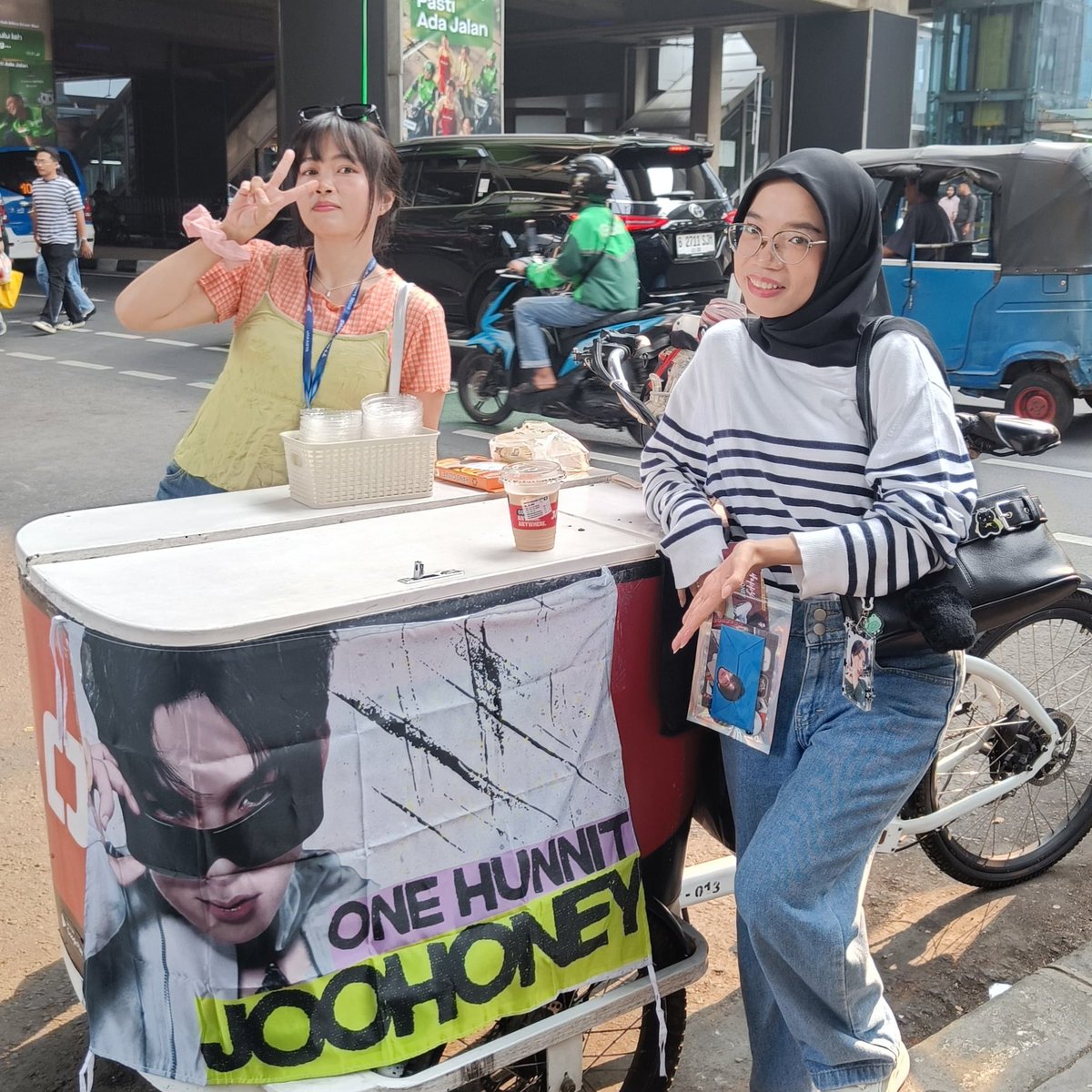 LeeMinG24's tweet photo. 261011 JAGOOHEON day🍯🐝

Thank you for the treat kak @dearestmonsta kopi jago untuk merayakan bday abang Honey🥟(.◜◡◝)

#HappyJoohoneyDay #HBDtoJoohoney https://t.co/9mVaTK4uxh