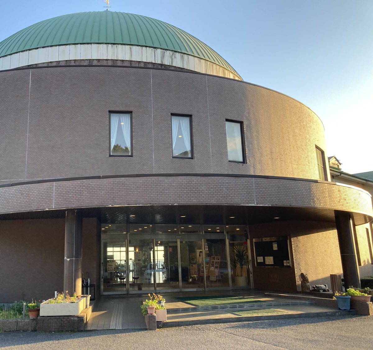 24190019's tweet photo. 東粟倉温泉 ゆらりあに行ってきたよ。
祝日でしたが人少なく、通常料金800円なのがたまたま料金が半額400円で入れたからよかった☺️
サウナ温度90℃前後だったからちょうどよく水風呂も感覚的18℃ぐらいで入りやすかった。そして景色が良かったので外気浴も最高でした😆 https://t.co/PmZinhQBf8
