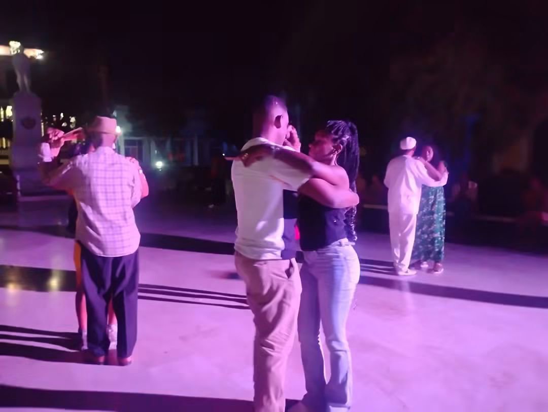 DiagramasCMKS's tweet photo. Desde la concha del parque José Martí, presentación de la Orquesta Onda, para amenizar el Encuentro de Peñas Danzoneras del territorio, durante la #JornadaDeLaCulturaCubana en #Guantánamo. https://t.co/O5yDSwsBeu