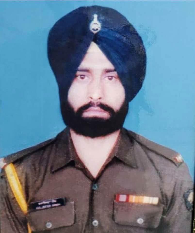 priority_n's tweet photo. 21 years of his bravery today. #LestWeForgetIndia to
pay Homage to a Braveheart,

NAIK KULJINDER SINGH
2 SIKH
On his Balidan Diwas today.

Naik Kuljnder was Immortalized while serving the Nation on Oct 12, 2005 leaving behind his family.
#KnowYourHeroes https://t.co/9ehz3Stwyk
