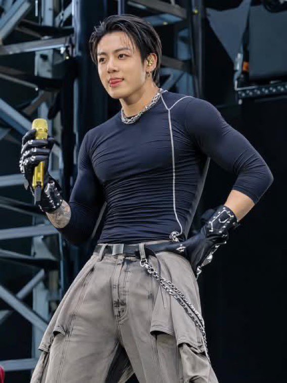 minmeeoww's tweet photo. i want him to strangle me with those arms https://t.co/28wfutmg1G