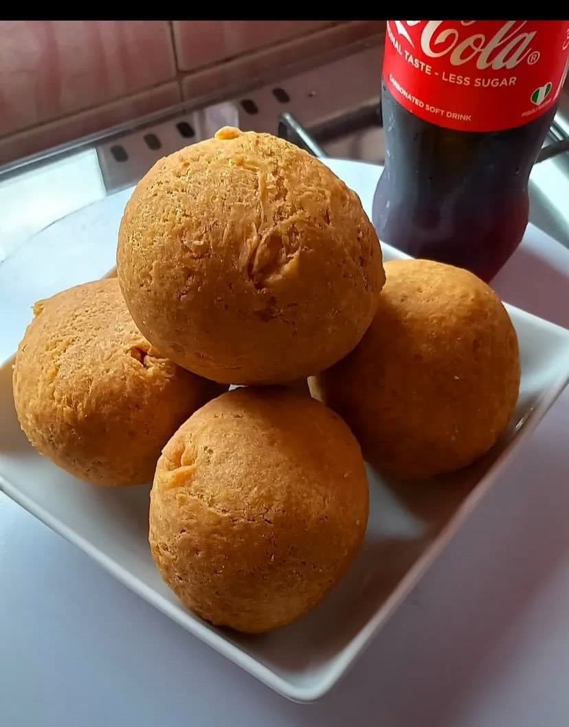 oyinpurity's tweet photo. Egg rolls                     Or.    Meat pie https://t.co/TeI8mAcTF9