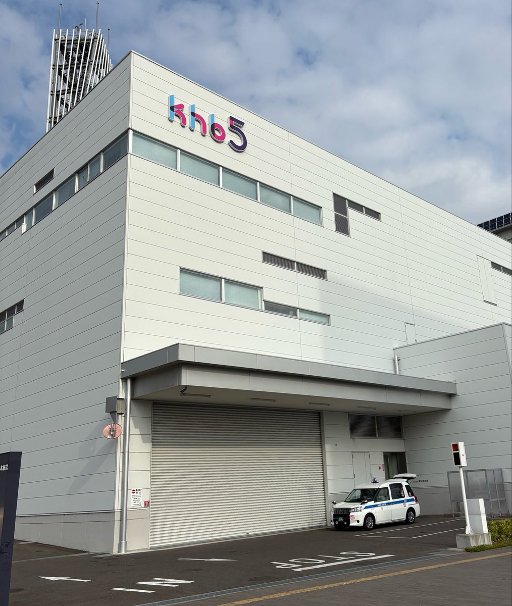 route3_39's tweet photo. 番外：khb本社💦️
祝日の朝８時、開いてない…
ぐりりちゃんにも会ってません😅️

#ビブラブ 
#VÏBVÏB https://t.co/ey5i5KvMtx