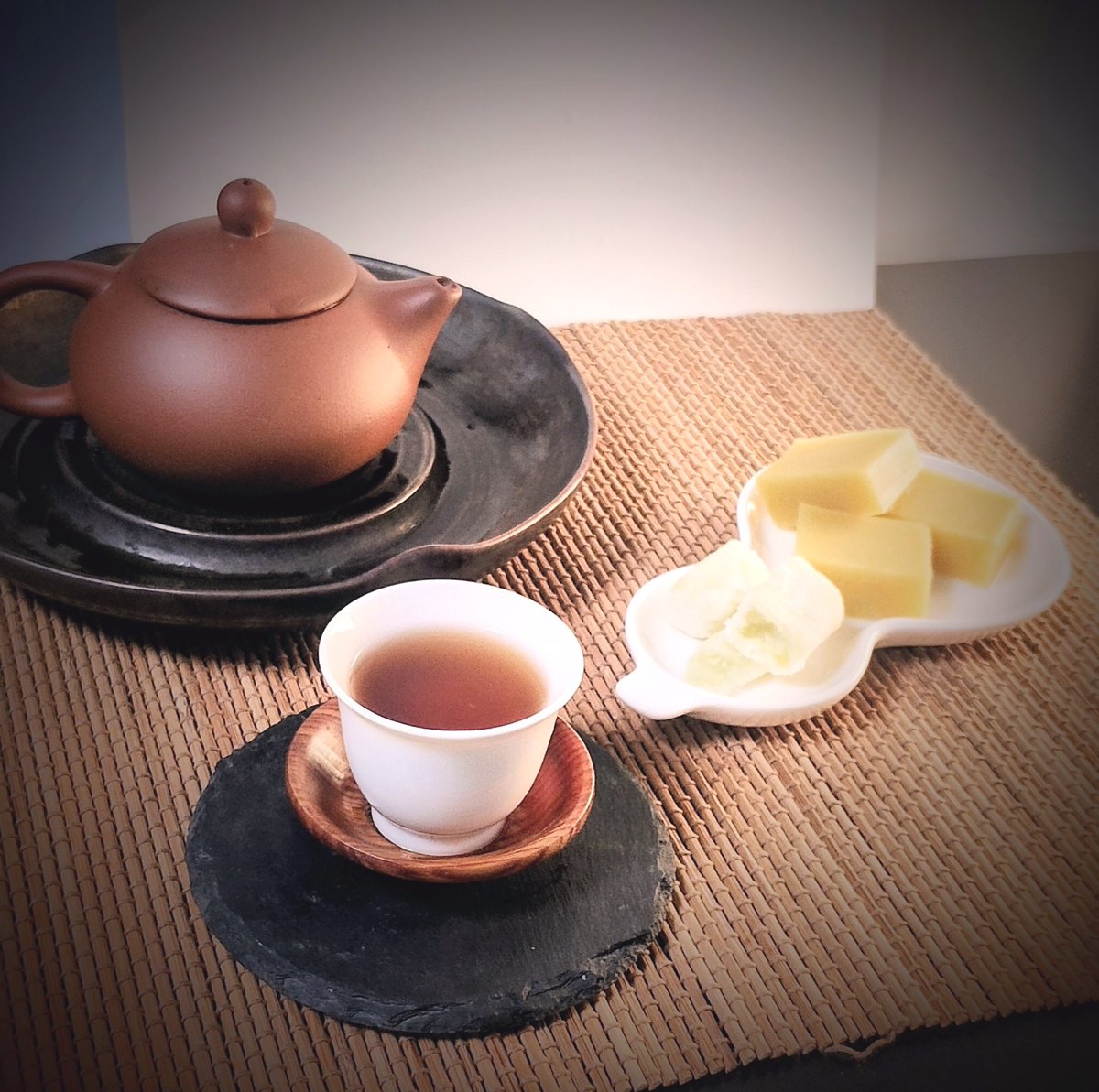 OkarinaRoon's tweet photo. 今日購入した茶壺や杯と骨董市で買った茶托、浅草の舟和の芋ようかん。茶葉は普洱茶熟茶。
#茶好連 https://t.co/8UNNRb4qjz