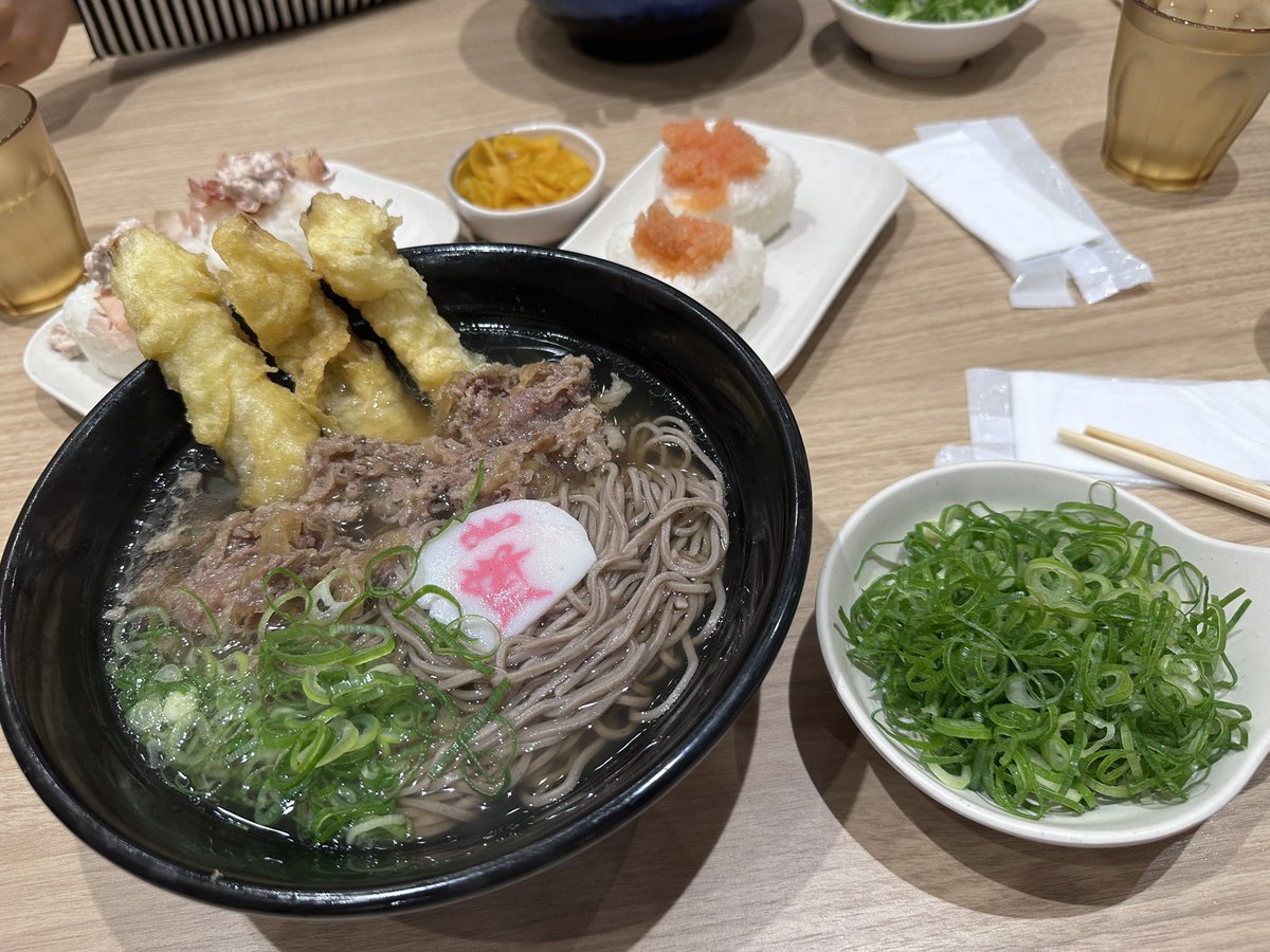 19901914's tweet photo. はじめての資さんうどん

ふわふわのおうどんを楽しみに😋

いただきまーーす！！って食べようとしたら、まちがえて蕎麦頼んでた🤦🏽‍♀️

しかも全員蕎麦🤦🏽‍♀️

写真撮るときも気づいてなかったけど、蕎麦だった🤷🏽‍♀️🤷🏽‍♀️🤷🏽‍♀️

死ぬほど笑った〜🥱笑 https://t.co/6Q6aHU48PC