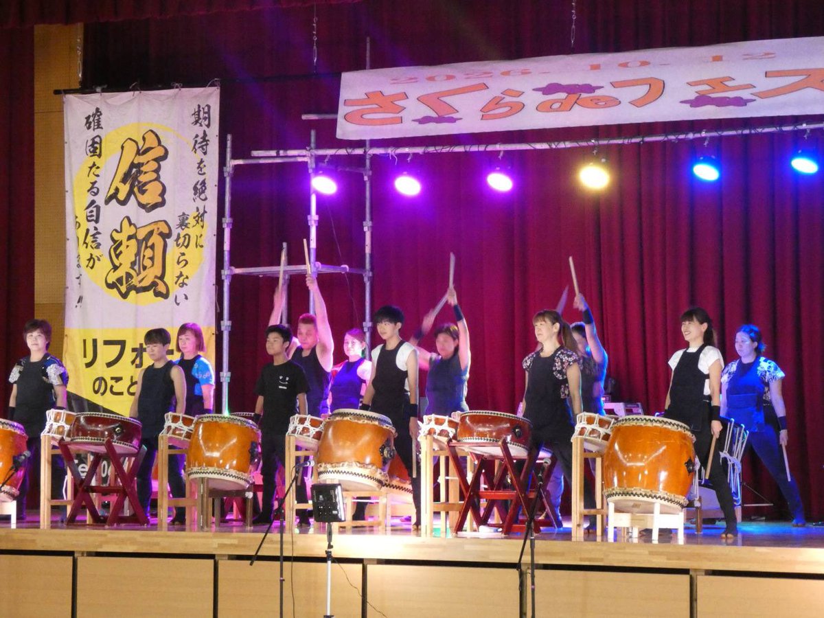 Hiro_Ishikawa's tweet photo. 今日は地元 #豊中市 庄内さくら学園
「さくらでフェス」が盛大に開催。

私はスピードキャッチの受付役員を仰せつかりました。

役員は本来仮装が原則なのですが、私は「議員に仮装しました」とスーツワイシャツ姿をお許し頂きました。

多くの子供達に喜んで貰えて、本当に良かったです。 https://t.co/fvcjSKz31p