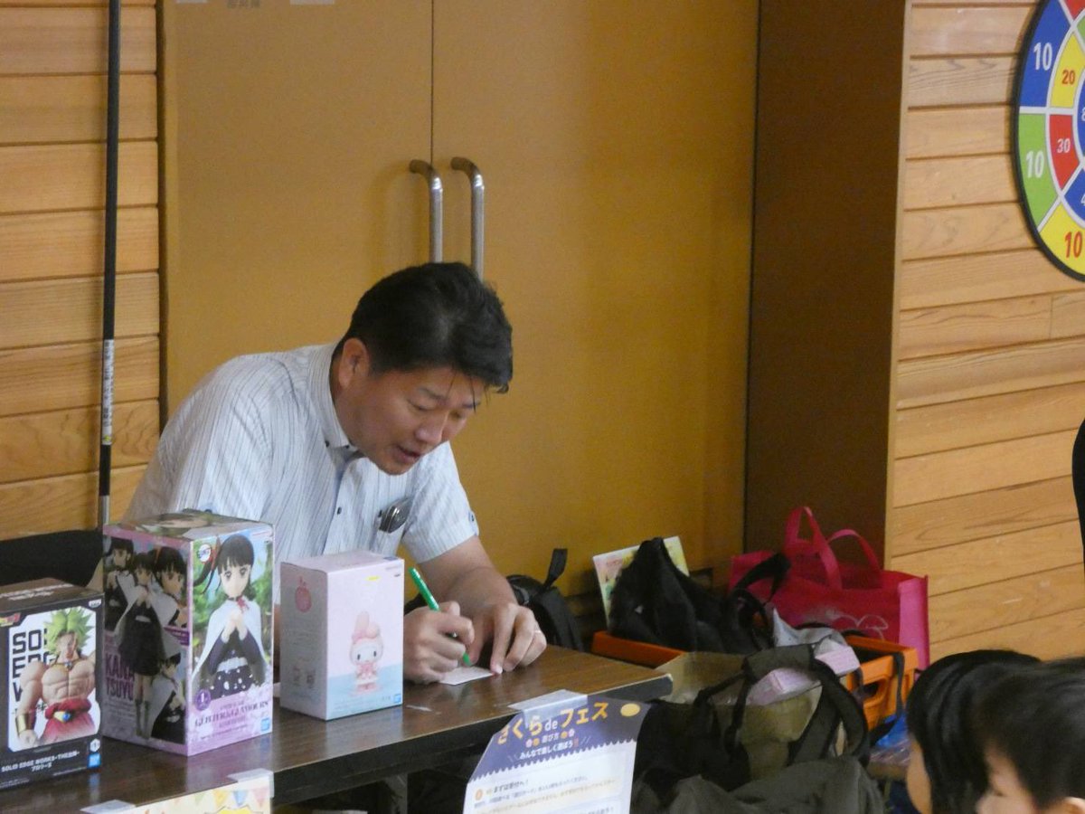 Hiro_Ishikawa's tweet photo. 今日は地元 #豊中市 庄内さくら学園
「さくらでフェス」が盛大に開催。

私はスピードキャッチの受付役員を仰せつかりました。

役員は本来仮装が原則なのですが、私は「議員に仮装しました」とスーツワイシャツ姿をお許し頂きました。

多くの子供達に喜んで貰えて、本当に良かったです。 https://t.co/fvcjSKz31p