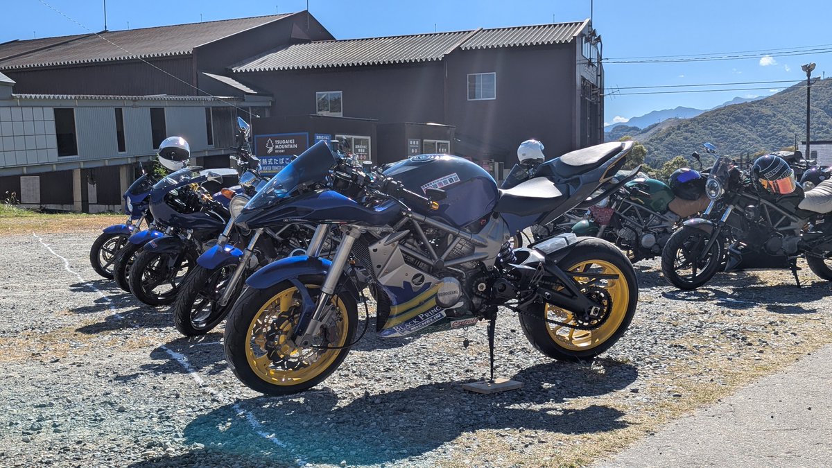 mimana_o's tweet photo. VTRミーティングはVTRに車検がないのと、ピボットレスフレームでスイングアームが何でもつくというので思い思いの改造してるバイクが見受けられた。あとテールカウルを変えてる人がすごく多い https://t.co/cEmCwh0RP7
