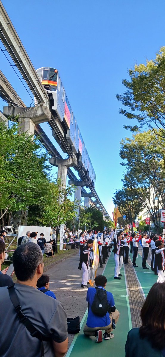 sa17chan10's tweet photo. 昨日の昭和記念公園のコキアなど　　ついでに立川よいと祭りと多摩モノレール　良い休日でした(^ω^) https://t.co/pde2h5m0Ie