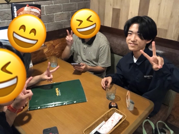 Matcha_2014's tweet photo. シティー終わった後に七尾組でびっくりドンキーへ！
あいしゃごんさんアイスご馳走様です😋 https://t.co/EucvGNSiUA