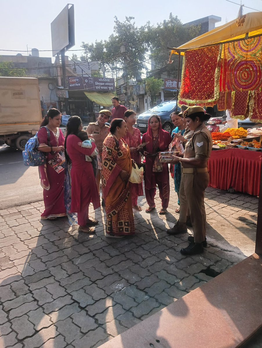 dcpcentrallko's tweet photo. #MissionShakti-नारी सम्मान की रक्षा, पुलिस का धर्म।

@LkoCp के निर्देशन में @dcpcentrallko के नेतृत्व में थाना आशियाना पुलिस टीम द्वारा महिलाओं को मिशन शक्ति/ हेल्प लाईन नम्बर के बारे में किया गया जागरूक।
 #WomenEmpowerment #Safe_City

@Uppolice
@wpl1090
@LkoCp
@UPGovt https://t.co/bi3uG26B34