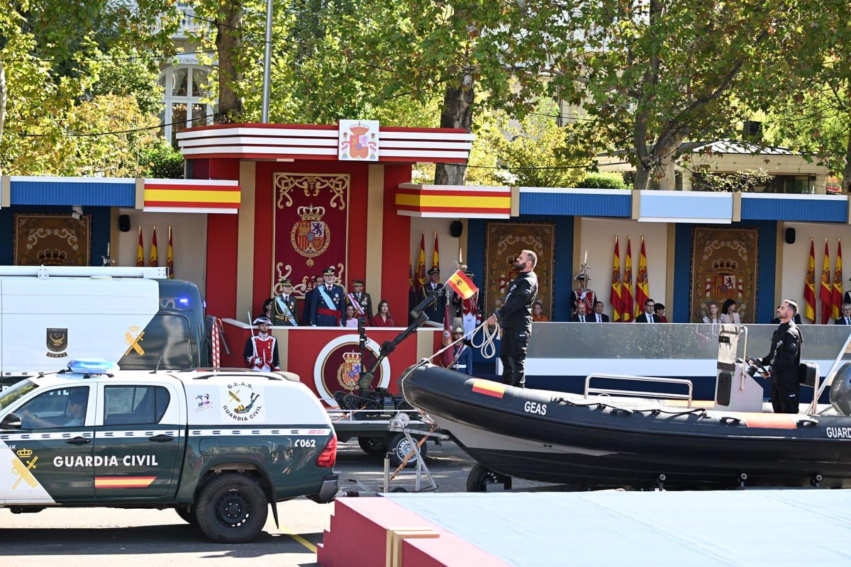 guardiacivil's tweet photo. Con el máximo orgullo un año más hemos participado en el desfile del Día de la Fiesta Nacional. Entre otras unidades han participado la Academia de Oficiales, el Colegio de Guardias Jóvenes de Valdemoro, la Agrupación de Reserva y Seguridad, Grupo de Caballería, Servicio Aéreo, Seprona, Gedex, Tráfico, GEAS, GAR y UEI.
#DFN26