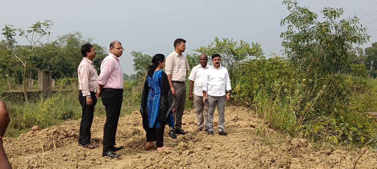 DM_Bhadrak's tweet photo. ଆଜି ବାସୁଦେବପୁର ବ୍ଳକ ର ବରଣ୍ଡୁଆ ଗ୍ରାପ ରେ ଅଭିଯୋଗ ଶୁଣାଣୀ ପରେ,ଜିଲ୍ଲାପାଳ,ଭଦ୍ରକ ବରଣ୍ଡୁଆରେ ଗ୍ରାମ୍ୟ ପାର୍କ ନିମିତ୍ତ ଉଦ୍ଦିଷ୍ଟ ସ୍ଥାନ ପରିଦର୍ଶନ କରିଥିଲେ।ଏହି ପରିସରରେ ଥିବା ପୁଷ୍କରିଣୀର ସୌନ୍ଦର୍ଯ୍ୟ ପାଇଁ ଅମୃତ ସରୋବର ଯୋଜନାରେ ଅନ୍ତର୍ଭୁକ୍ତ କରି ପାର୍କକୁ ଅଧିକ ସୁନ୍ଦର କରିବାପାଇଁ ନିର୍ଦ୍ଦେଶ ଦେଇଥିଲେ। https://t.co/Q6803Pjl7U