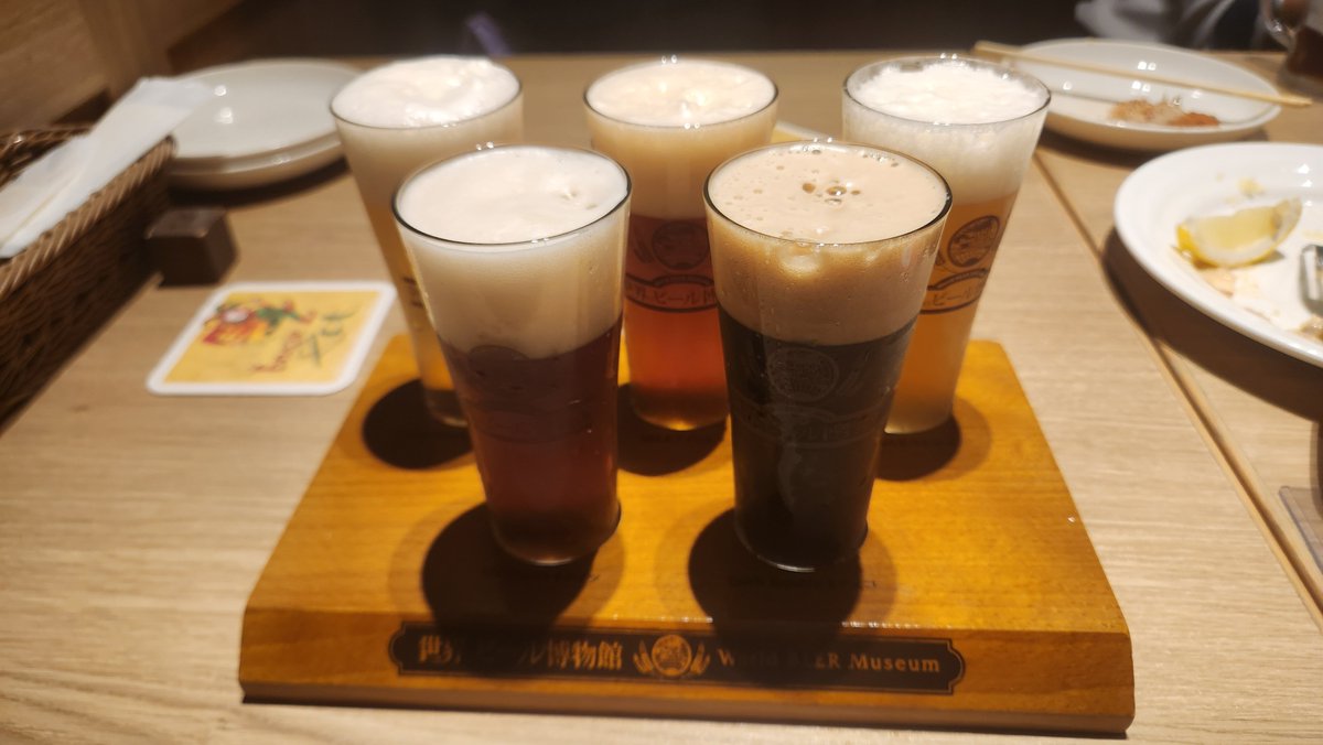 i_kimochi's tweet photo. 2026/10/12[月)
「世界のビール博物館 大名古屋ビルヂング店」で飲み会。酒屋さんのマルト水谷さんの経営。オクトーバーフェストビア、樽生ビール飲み比べ、イエーガーシュニッツェル、ロスティ、ザワークラウトを試してみた。どれも美味かった！ただ会計は安くない。なので空いてるのだな　#名古屋駅 https://t.co/CgjkfIOGMa