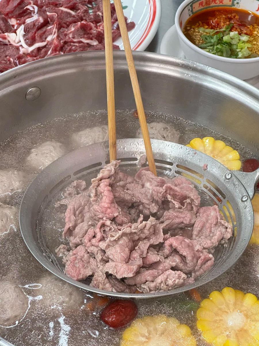 Ninoux's tweet photo. Chaoshan beef hot pot 🥩 Thin sliced fresh beef, blanched quickly in clear broth. Garlic sauce is the perfect match.
#BeefHotpot #ChaoshanFood #ChineseFood https://t.co/Sg0WKzQ6rK
