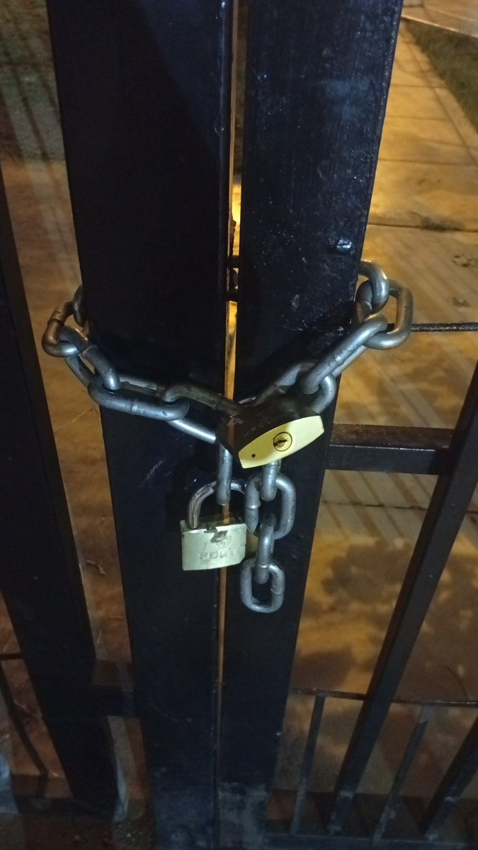 KarloCastro6's tweet photo. @Carlos_Bruce Alcalde Bruce la losa deportiva q está ubicada en  Calle Paseo de la República con Señor de los Milagros altura cdra 5 de Combate de Angamos ha sido secuestrada x un sujeto q le ha puesto cadena y candado siendo administrada por la municipalidad, porque permitió lo el Sereno? https://t.co/teNdSKpdNo