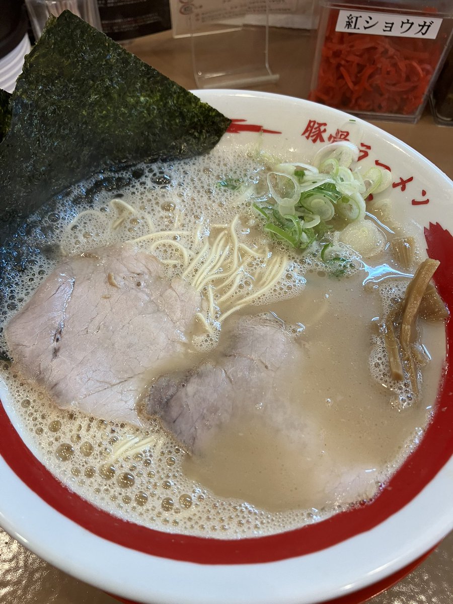 narinaryo's tweet photo. #龍馬 
龍馬豚骨ラーメン850円
替え玉150円
😋😋😋
#市ヶ尾 #麺リフト #ばりかた #紅生姜　#朝���ー 
豚骨ラーメン龍馬
神奈川県横浜市青葉区市が尾町1170-6 市が尾内野ビル 1F
https://t.co/7JINIzSSs8 https://t.co/vuhWyCdPJV