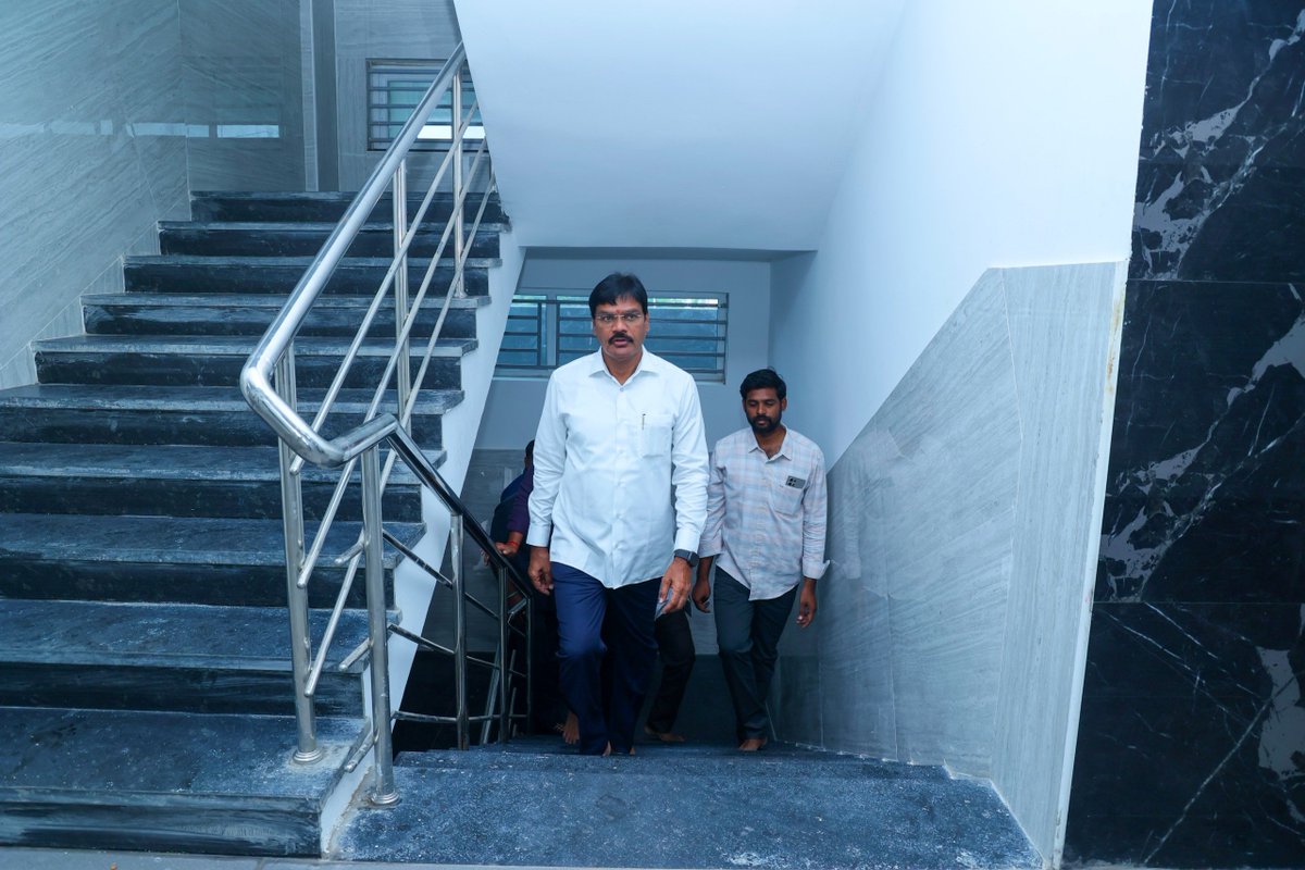 BhashyamBRK's tweet photo. గుంటూరు నగరంలోని గోరంట్ల, ఆదిత్య రోడ్డులో నూతనంగా ఏర్పాటు చేసిన భాష్యం అవని క్యాంపస్ గృహప్రవేశ కార్యక్రమంలో ఈరోజు పాల్గొనడం ఆనందంగా అనిపించింది.

అత్యాధునిక సౌకర్యాలు, ఉన్నత ప్రమాణాలతో నిర్మించిన ఈ క్యాంపస్ విద్యార్థుల భవిష్యత్తుకు బలమైన పునాదిగా నిలవాలని ఆకాంక్షిస్తున్నాను. ఈ క్యాంపస్ విద్యార్థులకు నాణ్యమైన విద్యను అందిస్తూ, మరెన్నో విజయాలను సాధించి విద్యా రంగంలో భాష్యం విద్యాసంస్థల పేరు ప్రతిష్ఠలను మరింత ఇనుమడింపజేయాలని మనస్ఫూర్తిగా కోరుకుంటున్నాను.