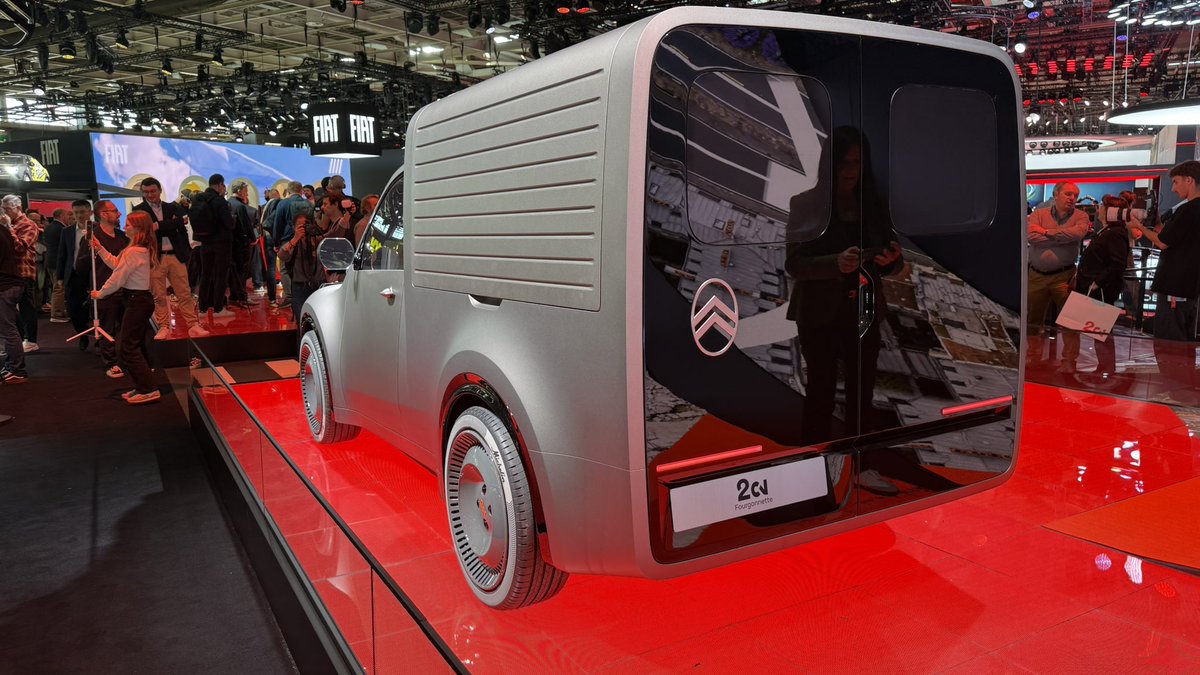 DalmauParera's tweet photo. El Citroën 2 CV eléctrico llegará en 2028, pero no lo hará solo. La sorpresa en el salón de Paris ha sido la variante Furgoneta, otra reinterpretación de un icono de la marca ideal para el reparto urbano de última milla. ¿Qué marca no querría poner su logo ahí? https://t.co/UP63B3tkWI