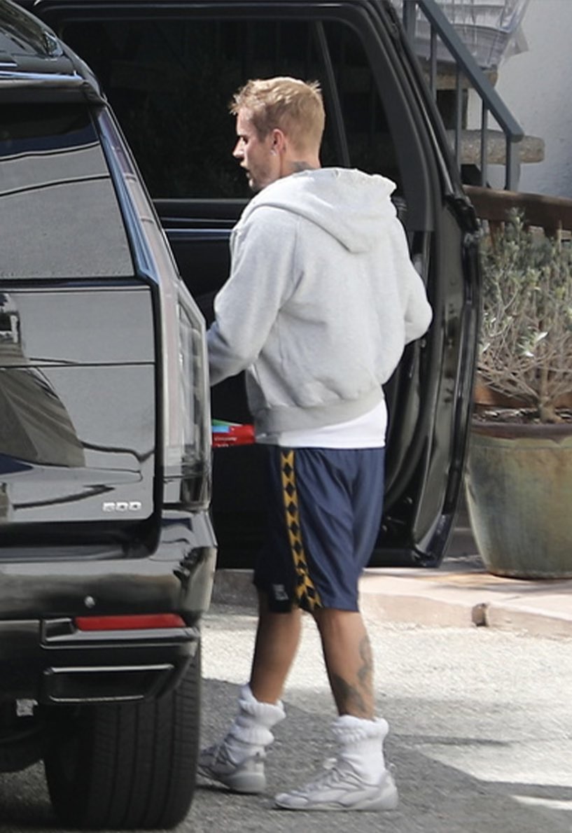 JBIEBERARCHlVE's tweet photo. Justin Bieber leaving a spa in Los Angeles, Ca ✰ September 30, 2026  (2) https://t.co/irU0rSFbeN
