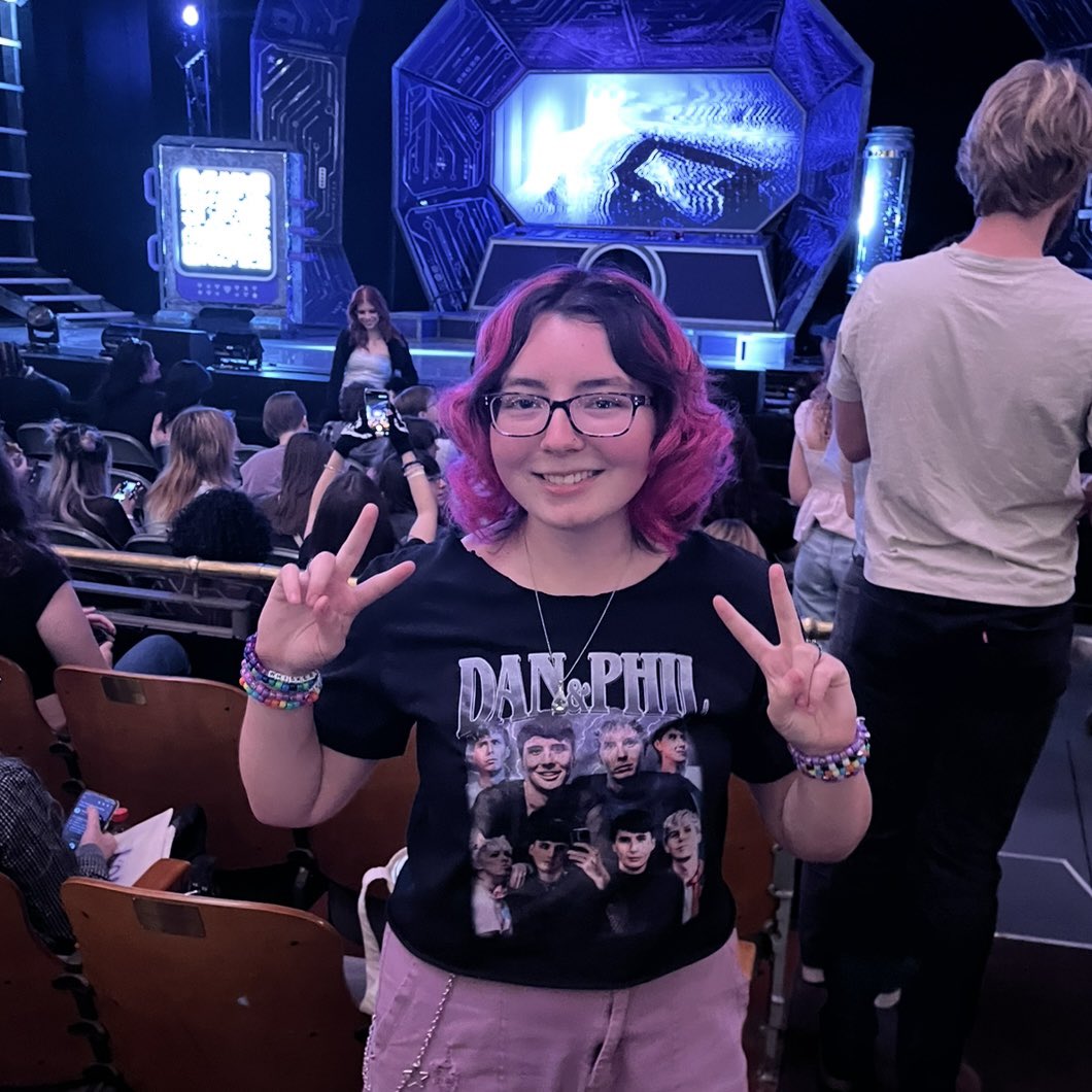 meeruh__'s tweet photo. new intro!! 🎀🌸
#dnptwt #phantwt 
-my name is mira <3
-18
-she/her 
-post hl phannie
-saw dnp in philly 10/10!!
-i ♡ cats, reading, guitar, conan gray, good omens, etc.
🌸let’s be moots!! https://t.co/z4FV1FPRZ6