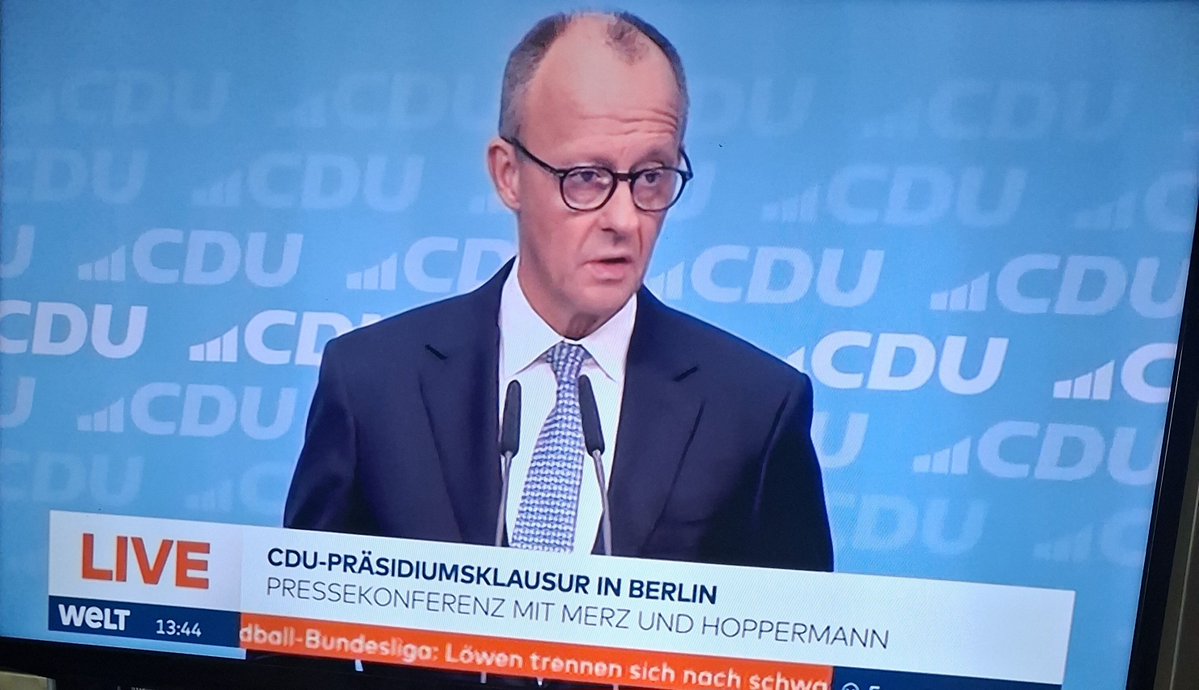 SandraausD's tweet photo. Ich ertrage es nicht mehr🤬
Er will weitere Sanktionen gegen Russland und seine Unterstützung der Ukraine noch verstärken🤬
Er soll in die Ukraine gehen, denn da gehört er hin.
Er bringt nur Elend über unser einst so sicheres und reiches Land, indem er unser ganzes Geld in die Ukraine schleppt und unsere Wirtschaft zerstört🤬
Diese ganze Regierung muss weg, wir brauchen wieder Politiker, die für Deutschland arbeiten und nicht für andere Länder. 
#Merzmussweg