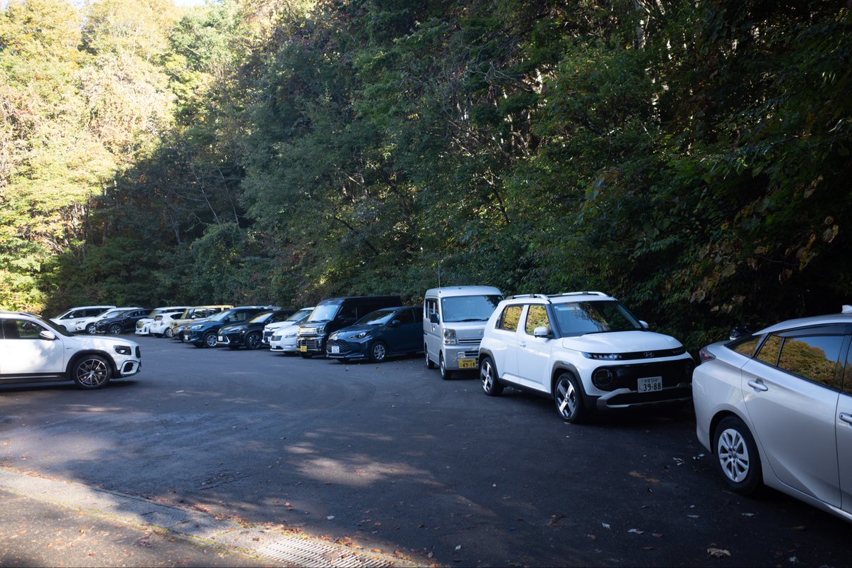 Yokoz464689's tweet photo. 昨日の写真その1。深夜発で武尊岳登山口へ行ってハイキング。ヒョンデ車は当然自分だけなのがお邪魔します感あってなんか好き。紅葉にはちょっと早かった。この日は調子がいまいちでえらい疲れた。
#ハイキング  #登山 #GR3 https://t.co/fBgIFapZMw