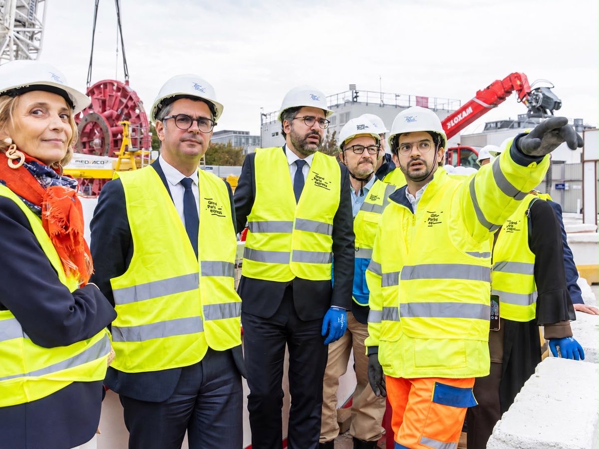 Prefet92's tweet photo. 🇫🇷🚇 2000 tonnes pour plus de 100 mètres de long, 7 kilomètres à creuser : bienvenue au tunnelier Roberta ! 

Alexandre Brugère, préfet des Hauts-de-Seine, s’est rendu à @V_Gennevilliers pour le baptême du tunnelier Roberta, engagé sur le lot 2 de la ligne 15 Ouest du @GdParisExpress. Cette ligne rassemblera 11 gares qui accueilleront 600 000 voyageurs par jour.

Rendez-vous en 2031 pour la mise en service et, d’ici là, on continue 💪 !