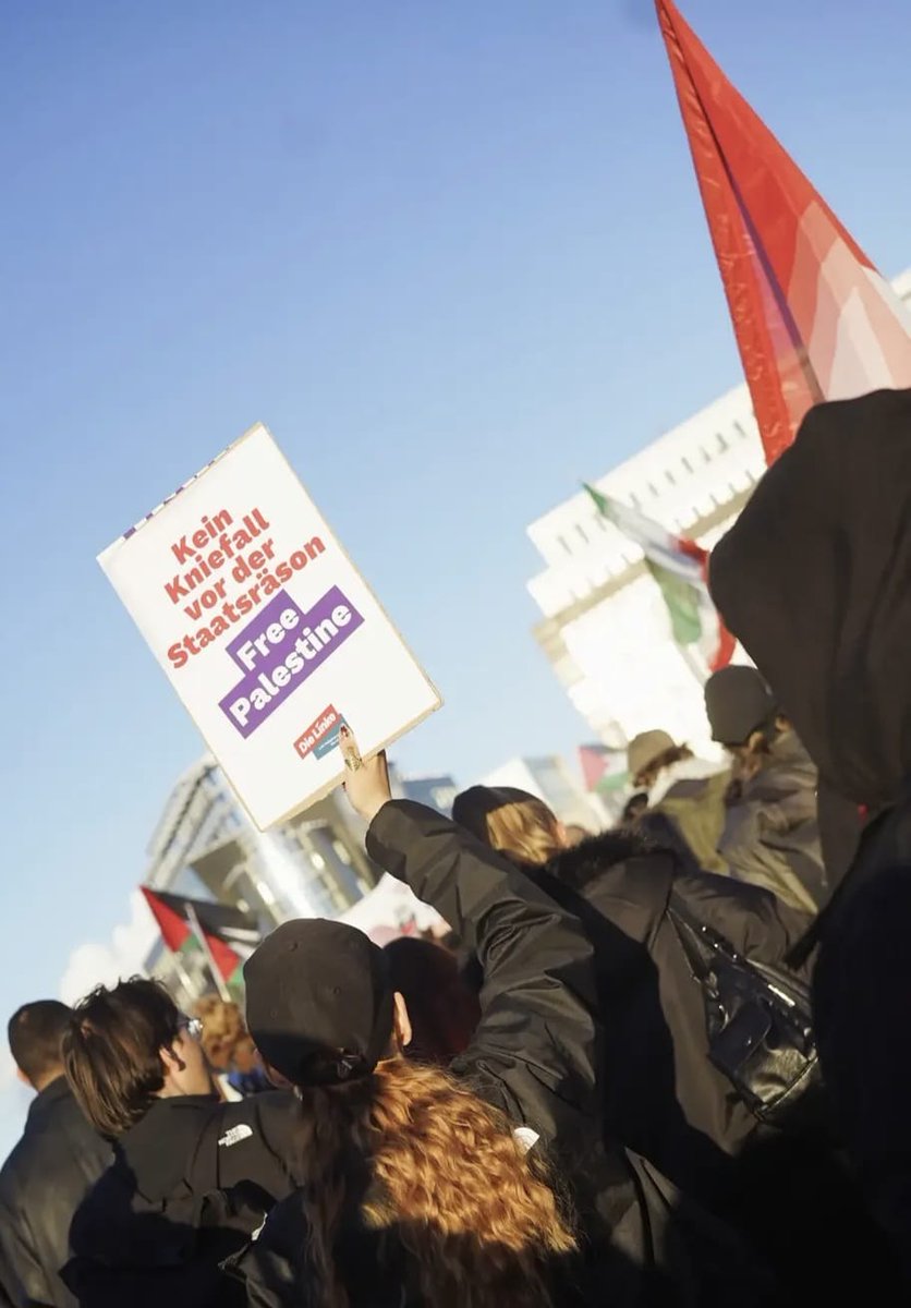 WerteInitiative's tweet photo. Was würden Sie Berlin da eigentlich zumuten, liebe @spdberlin @gruene_berlin ? Am Wochenende nahmen Politiker der Berliner Linken, darunter Cansin Köktürk und Vanessa Emde, an einer antiisraelischen Demonstration teil, auf der wie üblich Parolen skandiert wurden, die auf die Auslöschung Israels zielten. Ähnliches war auf Plakaten und Bannern mit Anti-Israel-Slogans und mit Partei-Logo der Linken zu sehen, Slogans, die im diametralen Widerspruch zu dem gerade erst verfassten Vorsondierungspapier stehen. Auch Ibrahim Ibrahim, eine wegen seiner Nähe zu Terrororganisationen hochproblematische Personalie, war wie auch bei der Wahlparty der Linken dabei. 
Liebe SPD und Grüne, wie wollen Sie mit Politikern regieren, deren öffentliches Auftreten grundlegende Fragen zur gemeinsamen Haltung gegenüber jüdischem Leben, Israel und demokratischen Grundwerten aufwirft? Welchen Wert haben politische Zusagen, wenn sie schon wenige Tage später infrage gestellt werden? Wo verlaufen Ihre roten Linien? Und welche Konsequenzen hat es, wenn diese überschritten werden? Vor allem aber: Was würden Sie dieser Stadt mit einer solchen Regierungskoalition zumuten?