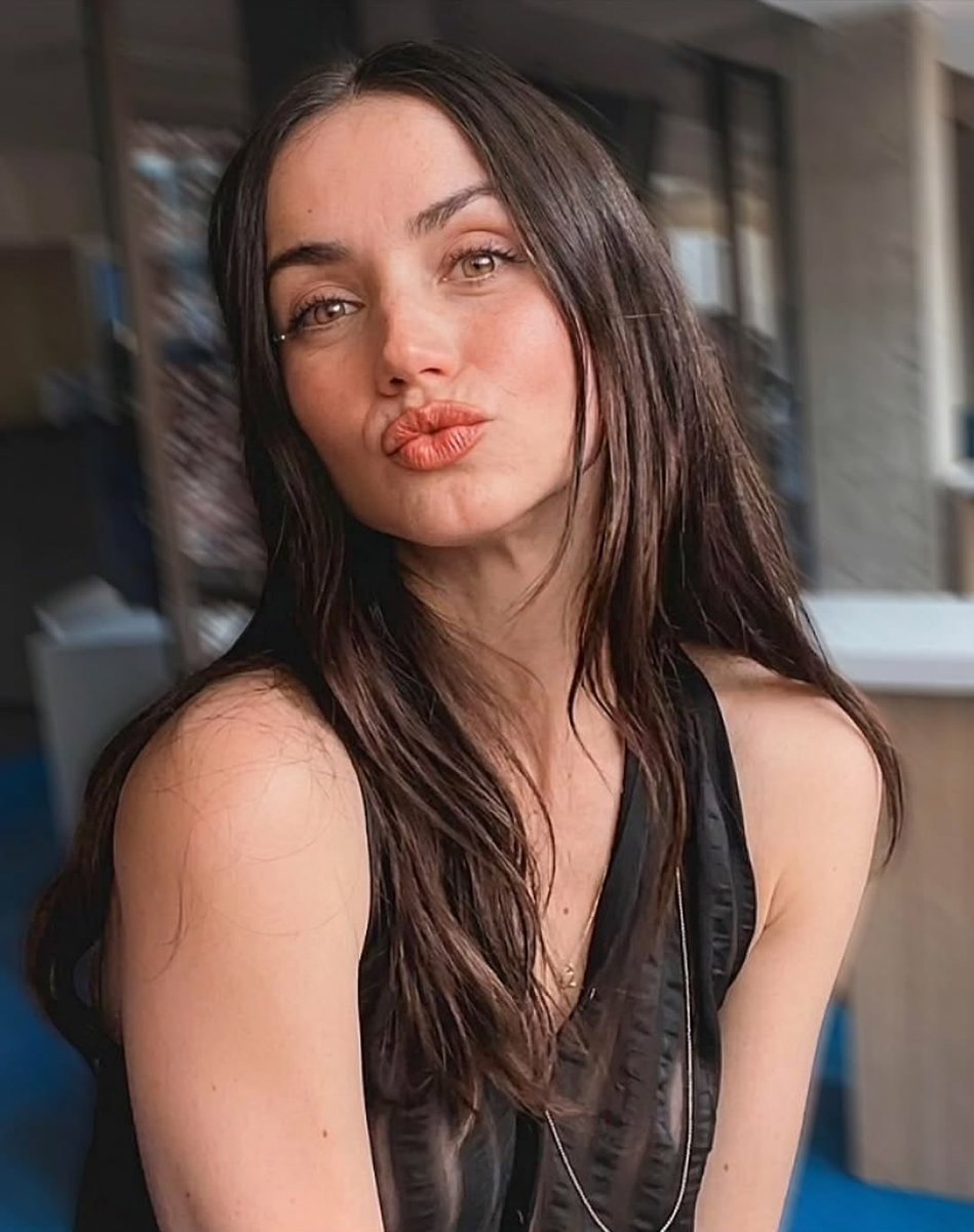 lloveandtruth's tweet photo. little kiss for everyone who stopped by. 💋 What’s on your mind? https://t.co/BTp2kR8TnH