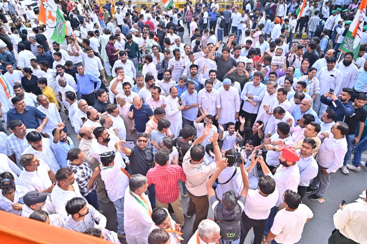 devendrayadvinc's tweet photo. जननायक नेता प्रतिपक्ष श्री @RahulGandhi जी के आह्वान पर पूरा भारत दिल्ली की सड़कों पर है। 

लोकतंत्र को बचाने की इस लड़ाई में आप भी हमारे साथ आइए!

#ChaloDilli https://t.co/03dawIpZYa