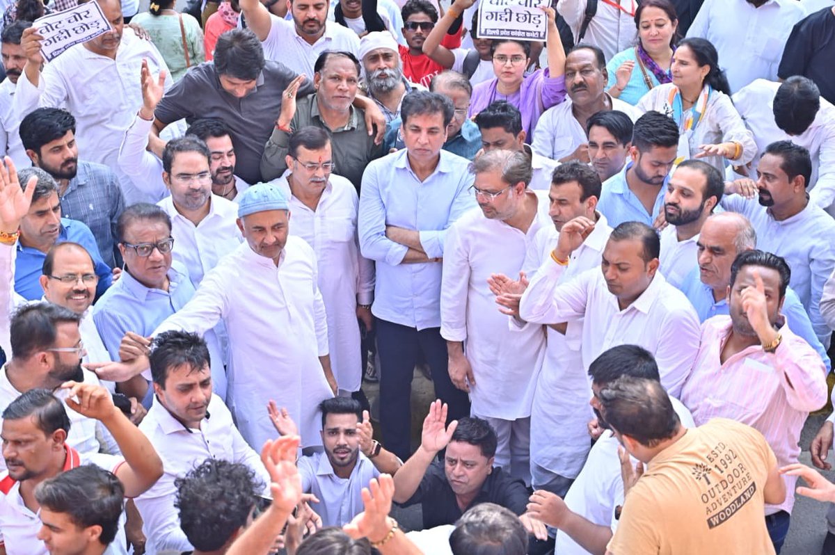 devendrayadvinc's tweet photo. जननायक नेता प्रतिपक्ष श्री @RahulGandhi जी के आह्वान पर पूरा भारत दिल्ली की सड़कों पर है। 

लोकतंत्र को बचाने की इस लड़ाई में आप भी हमारे साथ आइए!

#ChaloDilli https://t.co/03dawIpZYa