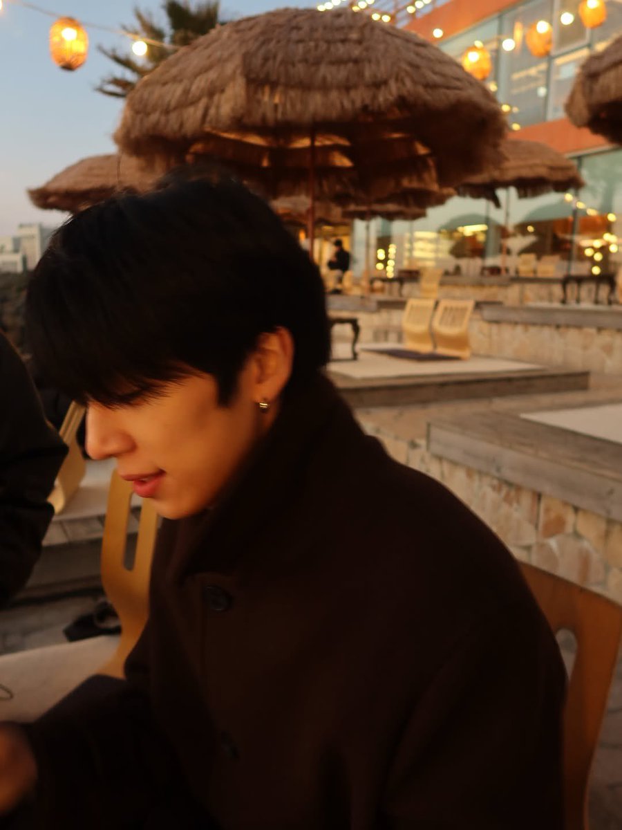 BUIUBiiiiii's tweet photo. 생일에 올라온 연상이 찍은 거...아무리봐도걍웨딩할때영상첨부해야될거같고 https://t.co/3UhPbaC29b