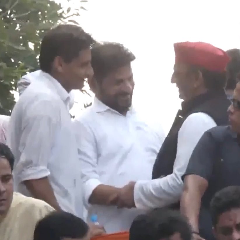 luffyspeaking's tweet photo. सपा प्रमुख अखिलेश यादव, तेलंगाना के मुख्यमंत्री रेवंत रेड्डी और कांग्रेस नेता दीपेंदर हुड्डा की जुगलबंदी चल रही है। https://t.co/XtIUBYerxh