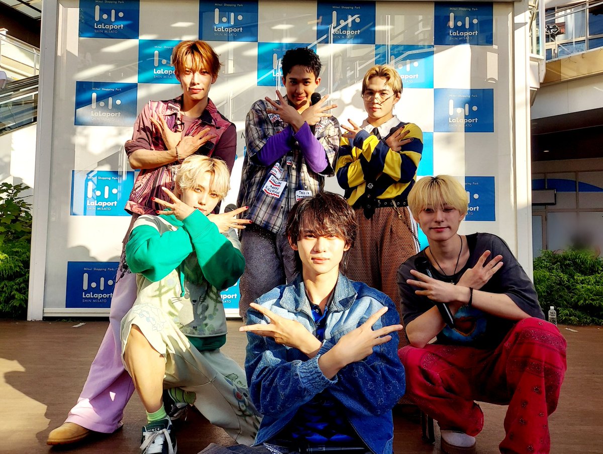 vnd_shinmisato's tweet photo. ＼御礼🎵／
本日のスカイガーデンには『#Zラヴ』リリイベファイナル「#JAMHEADS」さんが登場！過去最高の青空の下☀️最高のライブ🕺最高の盛り上がりでした！

写真は毎回恒例過ぎて何か悟った感さえある「新三郷ポーズ」です😆
皆様、リリイベ完走お疲れ様でした🙇‍♂️
#バンダレコード #ららぽーと新三郷 https://t.co/btTrwsCMCs