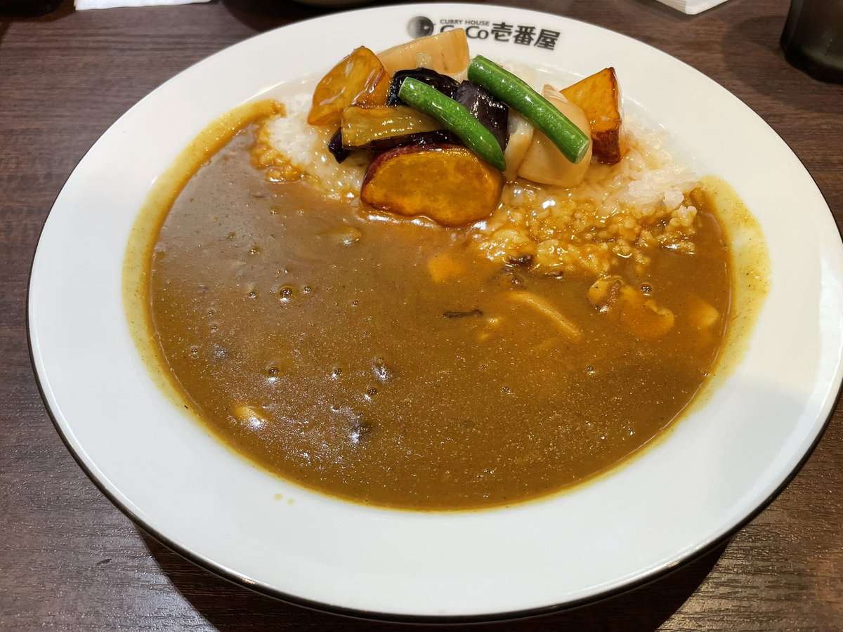 1chichi's tweet photo. 信号待ちでCoCo壱の店舗が目に付いて、つい晩ご飯にカレー食べたくなってしまった😅
秋の野菜カレー、コレ良いね👍 https://t.co/Qyd9OLfhHw