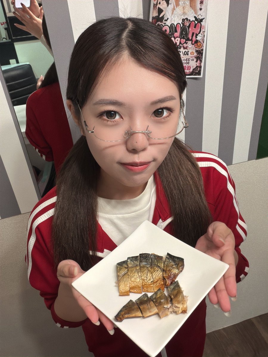 pandapass_info's tweet photo. 🐼🍴本日限定！手作り燻製メニュー✨

クロちゃん特製の燻製料理が登場💭

🐟 燻製サバ
🍖 燻製お肉＆味玉

本日19:30〜限定でご提供します🤍

お酒との相性も抜群🍻
ぜひこの機会にご賞味ください🐼💕

#ぱんだぱすぽーと #コンカフェ #湯島 https://t.co/s7ekTxC1lz