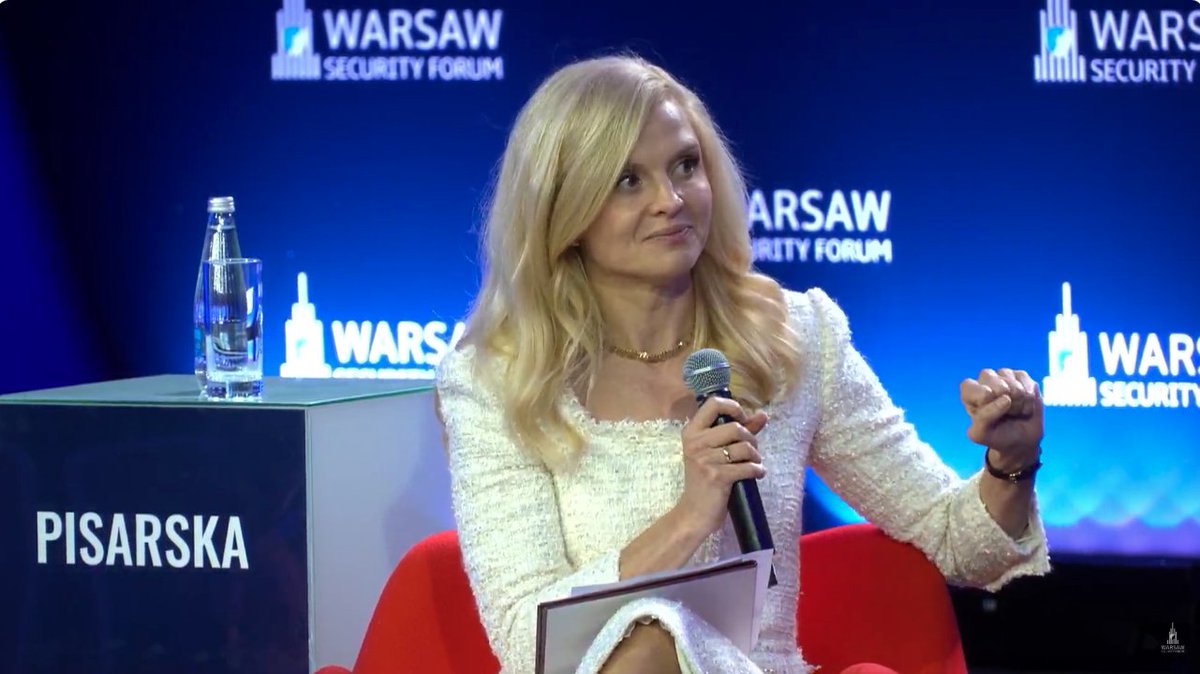 T_Piekielnik's tweet photo. 🚩 Właśnie trwa konferencja Warsaw Security Forum.
❗️ Zastanawia mnie czy to prowojenna i proukraińska konferencja?
Zastanawiam się tylko... Może ktoś z Państwa wie?
🚩 Zupełnym przypadkiem okazuje się też, że kluczowa osoba ze strony organizatora oraz prowadząca konferencję, tj. Pani Katarzyna Pisarska (współzałożycielka organizacji stojącej za tą konferencją) to przy okazji...

👉 jedna z założycielek Międzynarodowego Centrum na rzecz Zwycięstwa Ukrainy (International Center for Ukrainian Victory)...
🚩 Obawiam się, że taka jej prowojenna i proukraińska działalność szkodzi Polsce i to w stopniu znacznym,
👉 (ps. szkoda, że nie jest założycielką jakiegoś centrum na rzecz bezpieczeństwa i potęgi Rzeczpospolitej Polskiej... lub czegoś podobnego...)
🚩 Myślę, że Polacy o wiele lepiej czuliby się, gdyby w Polsce organizowane były propolskie i antywojenne konferencje...

🚩 a nie proukraińskie mega wiece, które obawiam się, że są ukierunkowane na promocję wojny, robienie wody z mózgów ludziom i przekonywanie z Polski w języku angielskim całego świata, że interesem wszystkich w Europie jest interes banderowskiego i skorumpowanego reżimu w Kijowie.

🚩 Niestety dodam też, że tak się dziwnie składa, że antywojenne spotkania, konferencje i marsze nie zyskują takiego medialnego rozmachu i nie pozyskują tylu sponsorów. Nie płynie tam szeroki strumień dolarów, euro, hrywien czy złotówek.