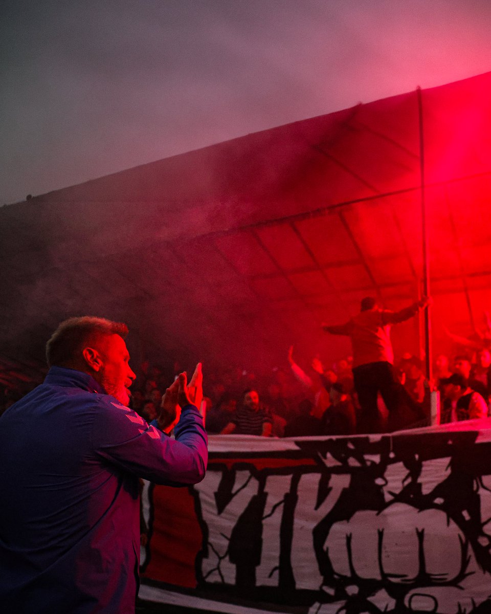 Samsunspor's tweet photo. TEŞEKKÜRLER THORSTEN FINK

Samsunspor için harcadığı emek, üstlendiği sorumluluk ve görev süresi boyunca sergilediği profesyonellik için Thorsten Fink'e teşekkür ediyoruz.

2025-26 sezonunun ikinci yarısında başlayan birlikteliğimizde, UEFA Konferans Ligi'nde son 16 turuna ulaşmanın gururunu birlikte yaşadık. Kulübümüzün Avrupa yolculuğunda kendisinin ve ekibinin sağladığı katkılar her zaman özel bir yere sahip olacaktır.

Thorsten Fink'e saygı ve iyi dileklerimizle veda ediyor, kariyerinin bundan sonraki döneminde başarılar diliyoruz.

Danke, Thorsten!