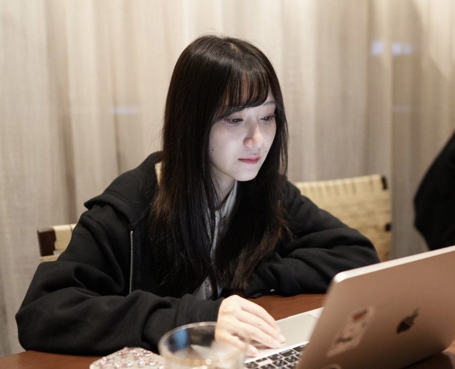 CodeCastInc's tweet photo. \🏕CodeCast合宿の様子をチラ見せ 第2弾👀/

CodeCastメンバーで、軽井沢にて秋の合宿を行いました🍁
これからの戦略について、朝から晩まで話し合った3日間です。

CodeCast2年目に突入したちさとさん（@codecast_cst）
努力家で、すっかり頼もしい存在です💭
実は、メンバーの中で一番早寝早起きなのです🤫

これからの活躍にも期待です✨

#CodeCast #エンジニア転職