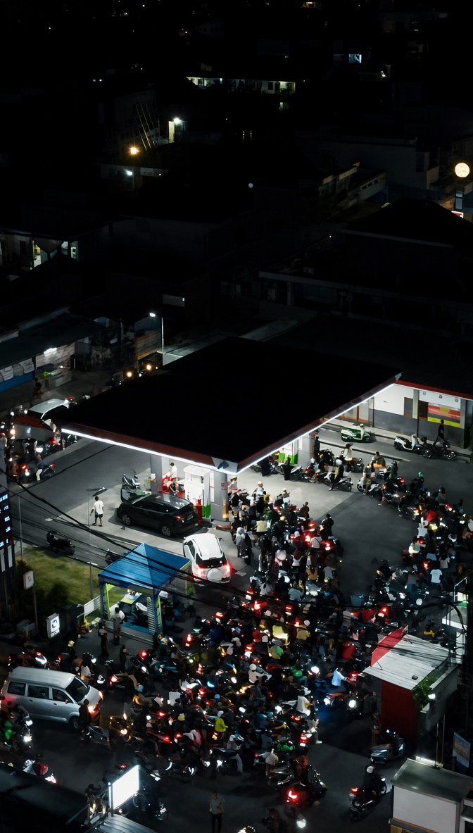 independentjawa's tweet photo. Kondisi warga Bali Tanggal 12 Oktober 2026

Beberapa daerah sulit mencari BBM, sekalinya ada antre sampai 1 jam, dalam foto SPBU dalung masih bertahan walau antrean hampir sampai lampu merah dan berlangsung dari sore. 

Apakah ada kelangkaan atau hal biasa? https://t.co/l6wzDBmPn4
