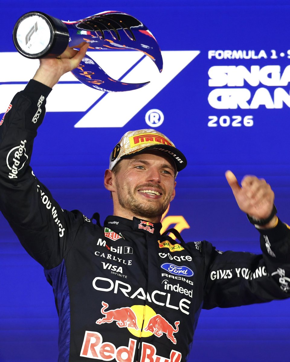 moonxskyye's tweet photo. Happy "Max Verstappen wins the Singapore GP"  1 day anniversary to all those who celebrate 🎉🎉 https://t.co/vxj8Wl8ePz