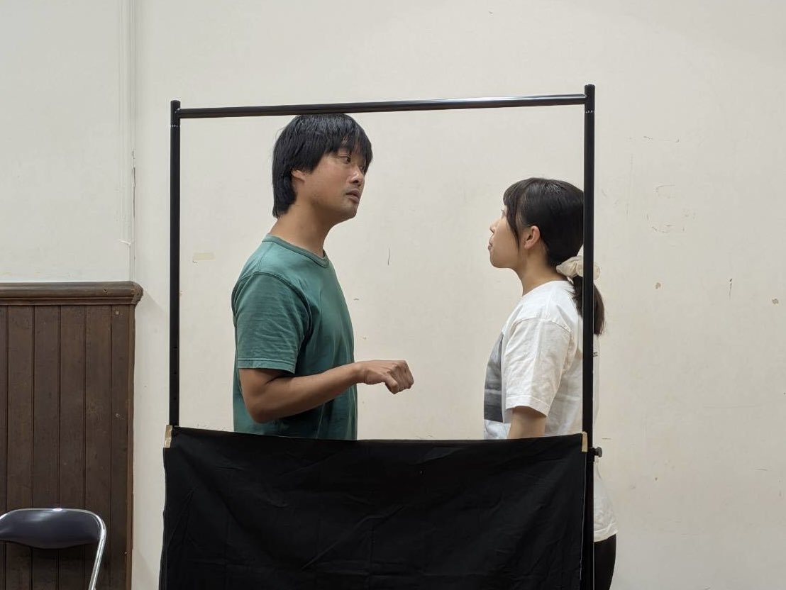 knitcaptheater's tweet photo. 『ドウワヲエンジル Vol.2』🎭
本番まで1ヶ月を切りました！
本日のお稽古には、音響の三橋さんが参加され、劇団員の山下さんも見学に来られました✨

写真は『嵐の夜』の稽古風景です📸

��半のシーンを中心に、布や小道具を使ったり、影絵に挑戦したり……！
さまざまな表現を試しながら、作品を創っています。

🌼 童話をもとにした3作品が1,500円で観れる本公演！

お子さまから大人まで、年齢を問わず楽しんでいただける公演です。
ご家族やご友人と一緒に、童話の世界を楽しんでみませんか？

ぜひお早めにご予約ください✨

📅  11月7日（土）11:00 / 14:00
　　11月8日（日）11:00 / 14:00
📍 あとりえミノムシ（京都）

⬇️ご予約はこちら
https://t.co/86tHobk7o5

（休憩時間には、山下さんからおいしいカヌレの差し入れをいただきました！お腹も心も満たされました🌼）